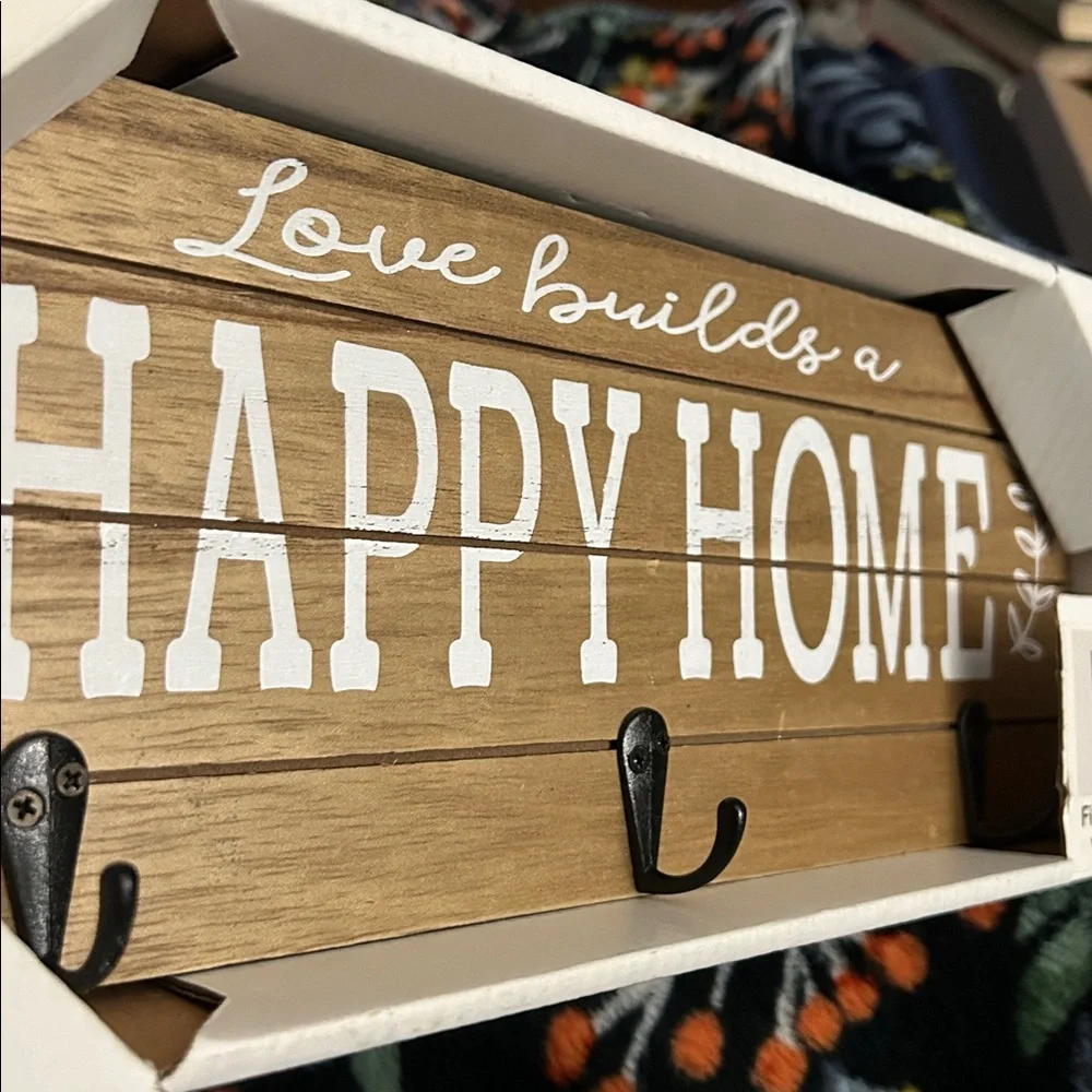 🥧🔥 “Love Builds a Happy Home” Wood Wall Hook Rack